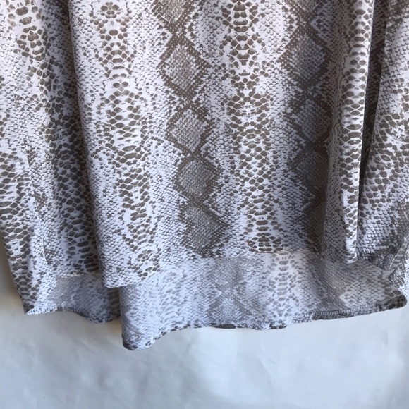 T.La python print flutter sleeve high-low top, size L - Picture 4 of 9